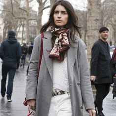 How to Tie Your Scarf Like a Parisian Going Outfits, How To Wear White Jeans, White Jeans Winter, Ways To Tie Scarves, Parisienne Chic, Gaun Fashion, Ways To Wear A Scarf, Scarf Outfit, Womens Fashion Casual Winter