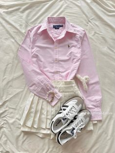 Skirt And Sambas, Pink Wednesday, Polo Shirt Outfits, Polo Outfit, Pink Polo, Quoi Porter, Khaki Skirt, Inspo Outfit