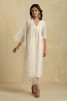 Shop for Charkhee White Chanderi Embroidered Kurta Set for Women Online at Aza Fashions White Indian Dress, Pant Embroidery, Organza Kurti, Cotton Palazzo Pants, White Kurti, Cape Dresses, Mirror Embroidery, Kurta Set For Women, Fashion Illustration Sketches Dresses