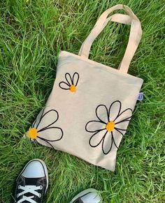 Tote Bags Painting Ideas, Tote Bag Inspo Paint, Ecobag Design Ideas, Tote Bag Painting Ideas Aesthetic, Canvas Bag Painting Ideas, Diy Tote Bag Painting Ideas, Tote Bag Diy Pattern