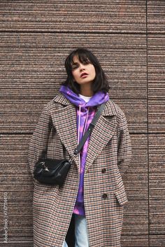 Stock Image: Portrait of young brunette woman wearing stylish casual coat and bright hoodie, posing against urban architecture. Cozy, warm and stylish. Concept of street style fashion, beauty, modern trends Edinburgh Style, Plaid Coat Outfit, Nyc Outfits, Gamine Style, Fall 24, Brunette Woman, Urban Architecture, Cold Weather Fashion, Wardrobe Inspiration