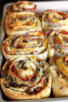 many different types of rolls in a pan