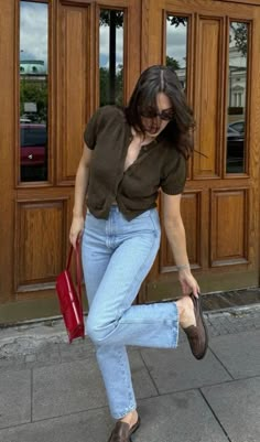 August Outfits Women Work, Classic Chic Outfits Summer, Late Summer Early Fall Outfits, Hot Weather Work Outfit, Natural Ingenue Style, Simple Feminine Outfits, 90s Mom Aesthetic, Transitional Outfits Summer To Fall, Cute Outfit Fall