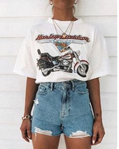 Graphic shirts and denim shorts are all the rage when it comes to summer fashion 2020. This post shows you the best summer outfits for teens Drew Barrymore 90s, Denim Shorts Outfit, Outfits 90s, Summer Outfits Women Over 40, Summer Outfits For Teens