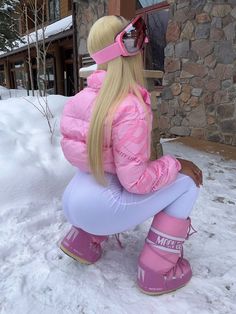 ₊˚ෆ Follow me for more 𐙚 visit my boards ₊˚ෆ Colorado Dinner Outfit, Snowtubing Outfit Women, Ski Outfits For Women Aesthetic, Snowsuit Outfit Black Women, Dope Swag Outfits Winter, Pink Snowboard Outfit, Snow Tubing Outfit For Women, Aspen Fits, Outfit Nieve