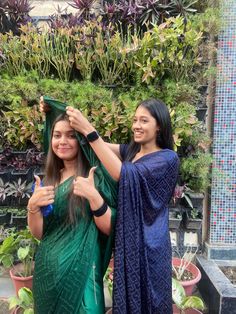 Farewell Poses With Bestie, Farewell Photo Ideas With Friends, Saree Poses With Friends, Farewell Poses, Kerala Saree Blouse Designs, Group Photo Poses