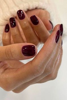 Cherry Mocha (o Cherry Gucci), la manicure invernale Maroon Nails On Brown Skin, Short Sqovalnails, Wine Pedicure, Burgundy Dip Nails, Short Round Square Nails, Short Round Nails Fall, Fall Natural Nails Short, September Toe Nails Color, Short Gel Extension Nails