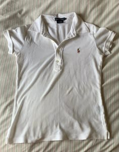 Great condition women's Ralph Lauren Polo shirt size Sm. Polo T Shirts Women, Polo Shirt Outfit Women's, Womens Polo Shirt, Form Outfits, Polo Shirt Outfits, Clothes Wishlist, Outfit Inspo Casual, Stockholm Style, Ralph Lauren Polo Shirt