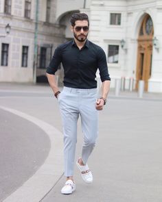 La imagen puede contener: 1 persona, de pie, calzado, lentes de sol y barba Indian Men Fashion, Indian Man, White Jeans, Persona, Normcore, Pie, Mens Outfits, Instagram Photo, Pants