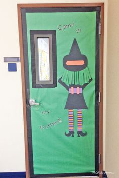 a classroom door decorated to look like a witch with the words come m'y