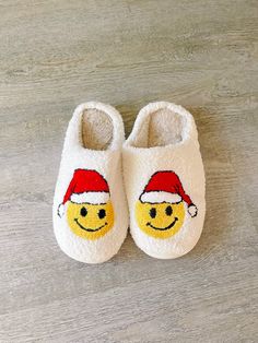 Preppy Christmas Slippers, Red Smiley Face Slippers, Smiley Outfits, Smiley Clothes, Smiley Face Shoes, Sherpa Shoes, Preppy Slippers, Preppy Crafts, Smiley Slippers