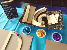 a birthday cake made to look like the letter g on top of a table with candy