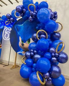 sonic the hedgehog balloon sculpture is made out of blue balloons and gold rims