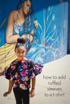 Here is a tutorial on how to add ruffled sleeves to a t-shirt. 2017 seems to have become the year of the sleeve, so now is the time to have fun with sleeves and make a statement. Ruffle Pants Pattern, Knit Top Patterns, Sewing Tutorials Free, Sewing Design, Tshirt Pattern, Now Is The Time, Ruffled Sleeves, Diy Shirt, How To Sew