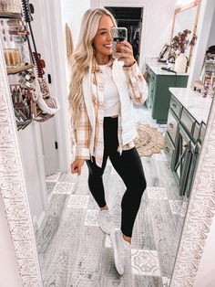 Cardigan Outfit Casual, Holley Gabrielle, Work Leggings, Leggings Outfits, Wardrobe Goals, Cute Outfits With Jeans, Cardigan Outfit, Cute Maternity Outfits