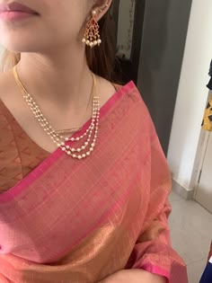 Simple Choker Necklace Indian, Pearl Jewelry With Saree, Bangle Ideas For Saree, Jwellary For Sarees, Regular Use Gold Earrings, Gold Neck Jewellery, Muthyala Chains Simple, Gold Pearl Jewelry Necklace Indian, Light Weight Chokers In Gold