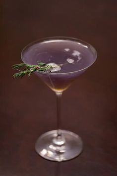 How to Mix the Perfect Honey Lavender Martini - Daily Mom Military Lavender Martini Recipe, Lavender Lemon Drop Martini, Honey Lavender Cocktail, Gin And Lavender Cocktail, Lavender Gin Martini, Lavender Drinks, Sweet Martini, Lavender Ideas, Lavender Martini