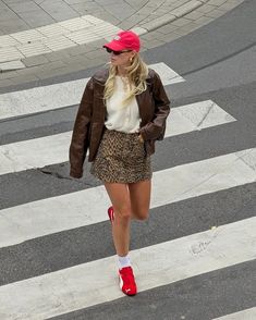 Tan And Orange Outfit, Puma Speedcat Red Outfits, Red Puma Speedcat Outfit, Red Pumas Shoes Outfit, Puma Speedcat Outfit, Minimalist Fits, Red Sneakers Outfit, Linda Sza, Nyc Outfit Ideas