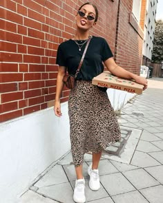 Skirt Diy, Kylie Jenner Outfits, Skirt And Sneakers, Mode Casual, Looks Street Style, Skirt Midi, Mode Inspo, 가을 패션