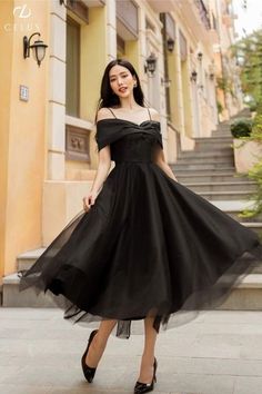 Korean Evening Dresses Elegant, Midi Elegant Dress Classy Chic, Black Maxi Dress Outfit Ideas, Maxi Dress Outfit Ideas, Black Maxi Dress Outfit, Simple Frocks, Black Dresses Classy, Beautiful Black Dresses, Frock Fashion