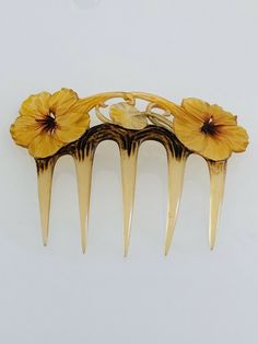 By Elizabeth Bonté. Painted buffalo horn comb flanked by two pansies. H: 9 cm. W: 12 cm. Art Nouveau Hair, Antique Hair Combs, Horn Hair, Hair Forks, Floral Hair Comb, Art Deco Hair, Tiaras Jewellery, Floral Hair Combs, Cognac Diamonds