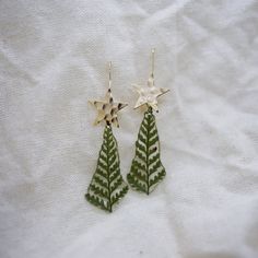 Want to give everyone around you a Christmas feeling? These earrings not only look Christmassy, they also sound like Christmas with the little bells underneath the trees! These Fern Earrings are made with real pressed Fern Leafs preserved in resin, and can be made with Sterling Silver or Gold Plated Brass french hooks, or clip on variations in Stainless Steel. Green Christmas Earrings, Christmas Resin Earrings, Fern Earrings, Pressed Fern, Flowers London, Bell Earrings, Epoxy Crafts, Resin Christmas, Tree Fern