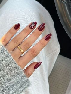 Keep it classic this fall with these burgundy almond nails. This collection of 19 burgundy nail designs offers a variety of styles, from simple burgundy nails to burgundy nails with gold foil. Perfect for the autumn season, these burgundy nail ideas will inspire your next manicure. Whether you prefer dark burgundy nails or burgundy ombre nails, these looks are sure to make a statement. Embrace the beauty of fall with these stunning burgundy nails fall designs. Wine Nails, Cherry Nails, October Nails, Christmas Nails Easy, Smink Inspiration, Makijaż Smokey Eye