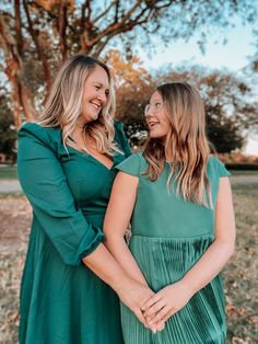 Fall photography inspo Family Photos Green Velvet Dress, Fall Foliage Family Photos, Fall Family Photos Leaves, Holiday Picture Outfit, Green Maxi Dresses, Fall Mini Dress With Smocked Back And V-neck, Fall Foliage Photography Family, Daughter Pictures, Fall Family Outfits