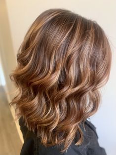 Copper Hair With Babylights, Brunette With Honey Highlights, Bronze Blonde Hair, Golden Copper Balayage, 2024 Summer Hair Trends, Caramel Blonde Hair, Beachy Waves Hair, Golden Brown Hair, Color Rubio