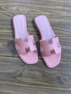 Pink Hermes Sandals, Hermes Summer, Pink Hermes, Hermes Sandals, Hermes Oran Sandals, Slippers Outfit, Heel Sandals Outfit, Crocs Fashion