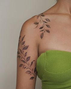 tattoo art Vine Collarbone Tattoo, Botanisches Tattoo, Arm Wrap Tattoo, Tattoo Perna, Around Arm Tattoo, Collarbone Tattoo, Her Tattoo, Bookish Tattoos, Floral Thigh Tattoos