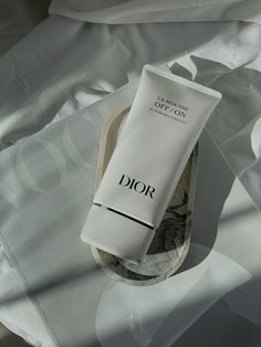 Inspiration for aesthetic instagram posts. Vogue and Dior. Skincare Photo, Aesthetic Dior, Dior Skincare, Wellness Instagram, Instagram Content, Aesthetic Photos, Aesthetic Photo, Instagram Aesthetic, Glowing Skin