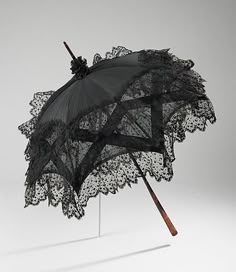 Parasol, ca1900, The Metropolitan Museum of Art (Edwardian, Belle Époque) Black Parasol, Lace Parasol, Fotografi Vintage, Under My Umbrella, Victorian Goth, Umbrellas Parasols, Gothic Steampunk, Gothic Outfits, Victorian Gothic