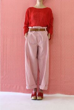 Capsule Wardrobe Over 50 Fifty Not Frumpy, Colorful Minimalist Outfit, Art Opening Outfit, Red And Pink Outfit, Daniela Gregis, Minako Aino, Playful Style, Pink Pants