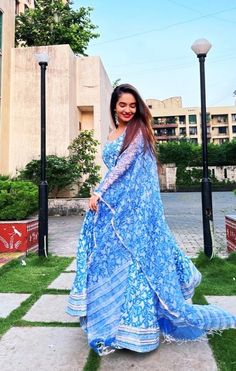 Long Shot Photography, Jannat Zubair, Actress Hairstyles, Crochet Bouquet, Desi Aesthetic, Pakistani Fashion Party Wear, Friends Wallpaper