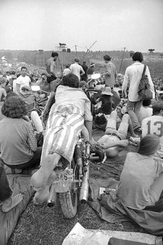 31 Pictures That Show Just How Crazy Woodstock Really Was Moda Hippie, The Family Stone