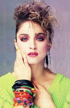 80er Jahre Mode -neonfarben-armbaender-viele-toupiert-haar-schminke-madonna 80s Eye Makeup, 80’s Makeup, 80s Madonna, 1980s Makeup, Look 80s, Eye Makeup Images, Makeup 2018, Madonna 80s, 80s Makeup