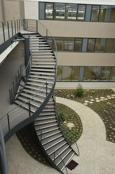 Vue plongeante sur l'escalier en forme de S. Architecture Staircase, Stairs Design, Versailles