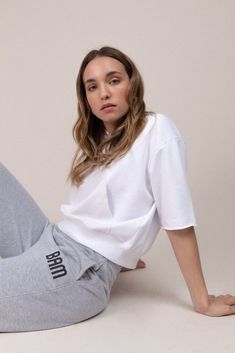 What To Wear With Gray Sweatpants: 15 Best Outfits To Copy! - The Wandering Girl Gray Sweatpants Outfit, Outfits With Heels, Sweatpants Outfit Ideas, Chunky Black Boots