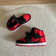 Toddler Jordan 1 Retro Satin Bred (Td) Brand New With Tags Tenis Jordan 1, Nike Shoes Jordan, Girls Soccer Cleats, Kids Tennis Shoes, Nike Air Max Pink, Nike Air Uptempo, Shoes Jordan 1, Toddler Nike Shoes, Rainbow Sneakers