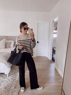 14 Easy Ways To Style Wide Legged Pants This Fall + Winter Season - Itsy Bitsy Indulgences Black Wide Leg Jeans Outfit, Wide Leg Black Pants Outfit, Black Wide Leg Pants Outfit, Wide Pants Outfit, Wide Leg Black Jeans, Wide Leg Outfit, Black Wide Leg Jeans, Black Pants Outfit, Wide Leg Jeans Outfit