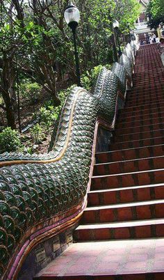 there are many green and gold steps in the park