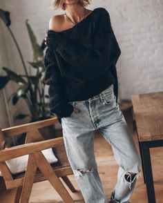 Facebook Mohair Sweater Knit, Functional Clothing, Mode Casual, Relaxed Jeans, Looks Vintage, Knitted Sweater, Black Outfit, Autumn Winter Fashion