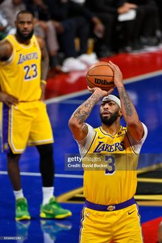 the los lakers basketball team during a game against the golden state warriors on march 28, 2013