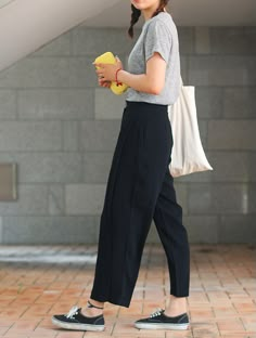 Easy like Sunday morning. Minimalist Moda, Mode Casual, Looks Street Style, Mode Inspiration, Minimal Fashion, Outfits Casuales, Minimalist Fashion, Black Pants, Floral Dress