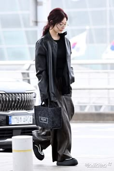 Aespa Airport Fashion, Chinese Douyin, Korean Fashion Grunge, Korean Airport Fashion, Airport Fits, Airport Fashion, Midi Skirts, 가을 패션, Style Streetwear