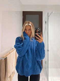 Spring Must Have Clothes, Cute Trendy Outfits Winter, Cute Knitted Sweater, Cold Fashion Outfits, Fall Jumper Outfit, Blue Knit Sweater Outfit, 2024 Outfit Trends For Women, Crew Neck Outfits, Outfit Inspirations Winter