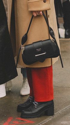 Handbags With Outfits, Mode Ulzzang, Bag Prada, Kardashian Kollection, Neue Outfits, Fancy Bags, Pretty Bags, Prada Handbags, Cute Bags