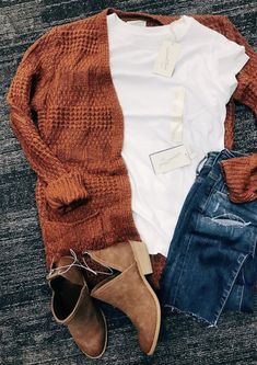 White Tee And Jeans, Cardigan Fall Outfit, Rustic Outfits, Rustic Orange, Cardigan Outfit, Estilo Chic, Cardigan Outfits