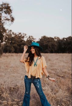 Western Senior Pictures Outfit, Western Rodeo Outfits, Western Senior Picture Ideas, Cute Senior Pictures, Western Photoshoot, Western Photo, Senior Photo Poses, Senior Photo Outfits, Western Wear Outfits